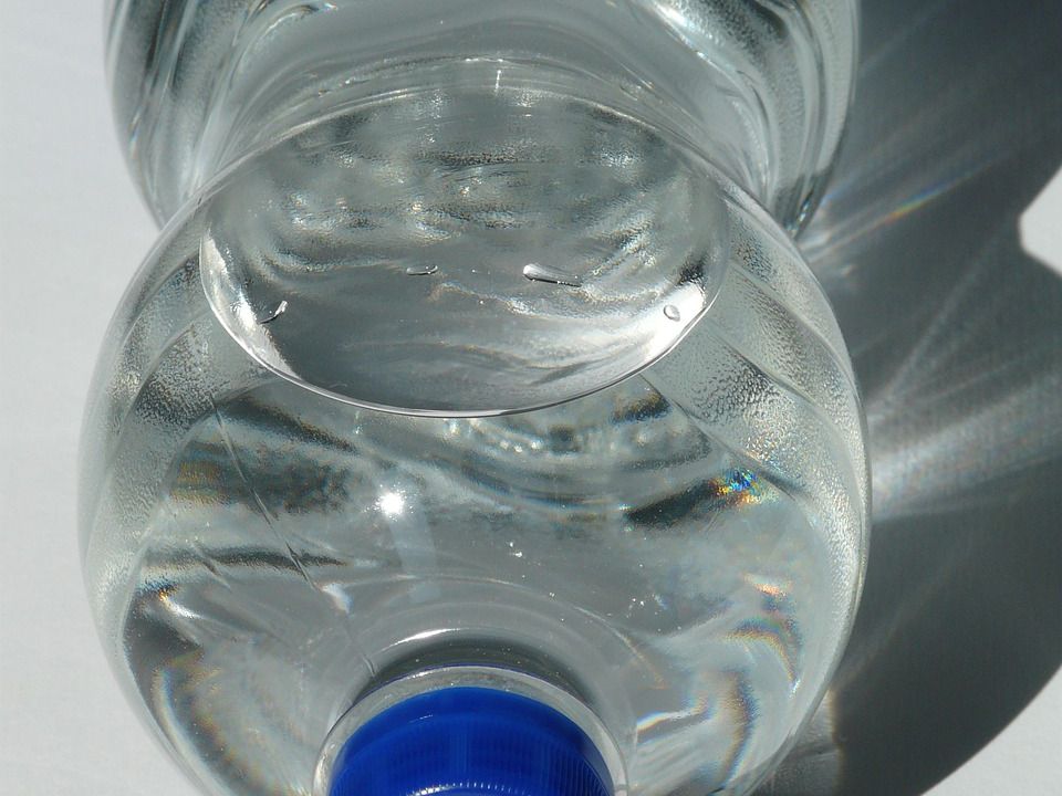 Вода у пластиковій пляшці та у скляній: чи є між нею різниця. Яка вода корисніша для вживання.