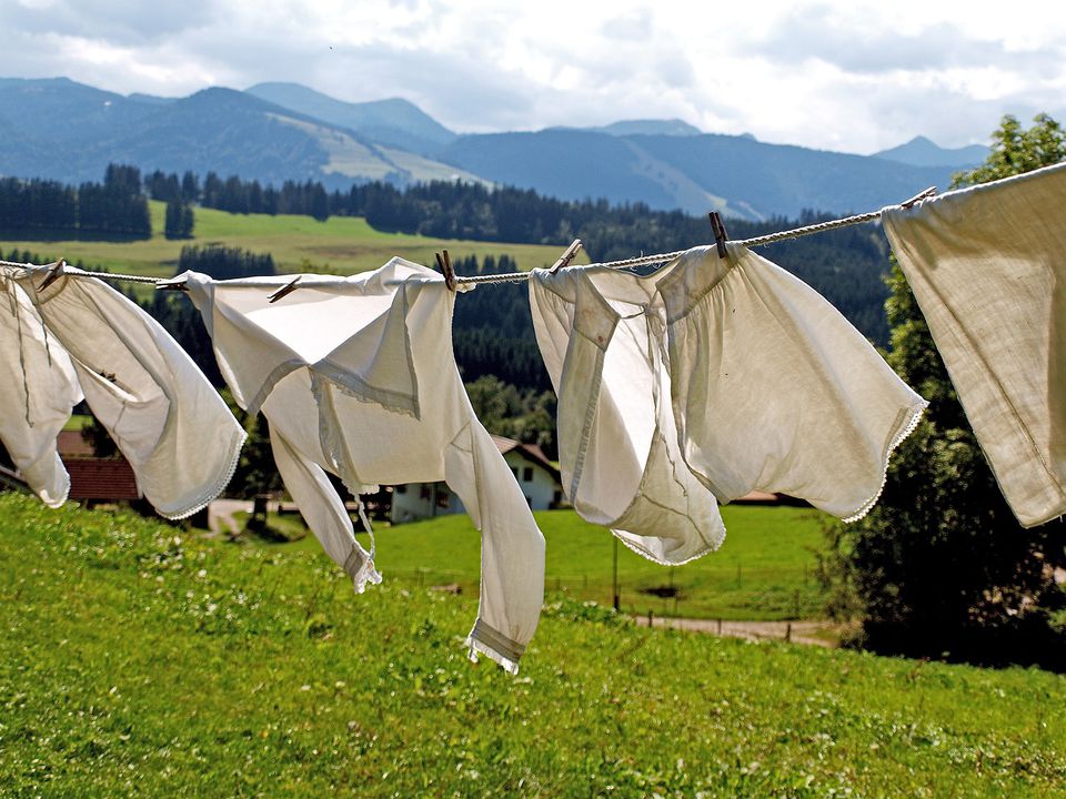 Скільки разів можна надягати одяг, перш ніж кинути його в прання: думка експертів. Декого відповідь може здивувати.