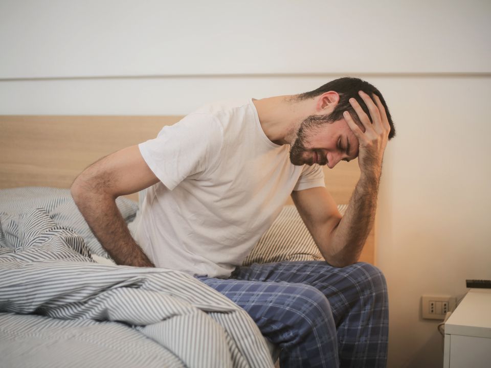 Чому, коли встаєте з ліжка, темніє в очах і паморочиться голова. Це явище, зазвичай, швидко минає, але може свідчити про проблеми зі здоров'ям.