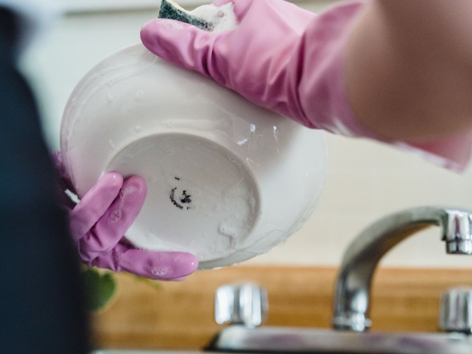 Знає далеко не кожна господиня: скільки секунд потрібно обполіскувати посуд від мийного засобу. Тарілка стане безпечною для їди.