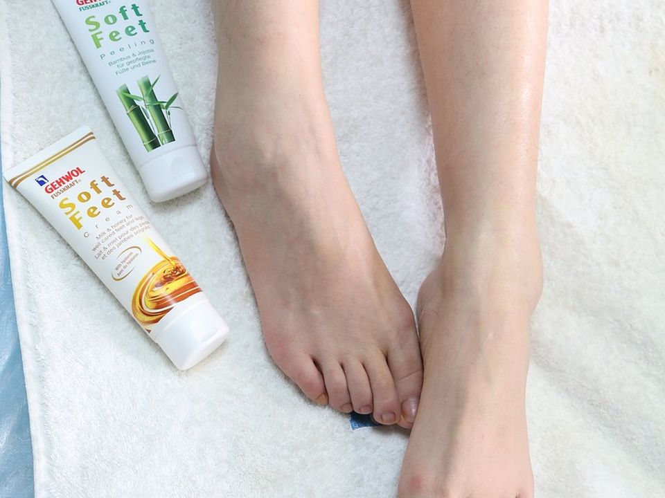 Обгортання ніг харчовою плівкою для догляду за шкірою, що тріскається — ефект дивовижний. Ви помітите зміни після першого застосування.