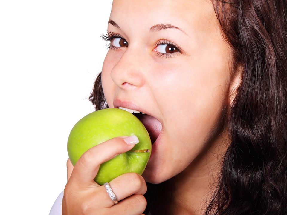 Стоматологи повідомили, якими продуктами краще чистити та зміцнювати зуби. Їжа, яка корисна для здоров'я зубів.