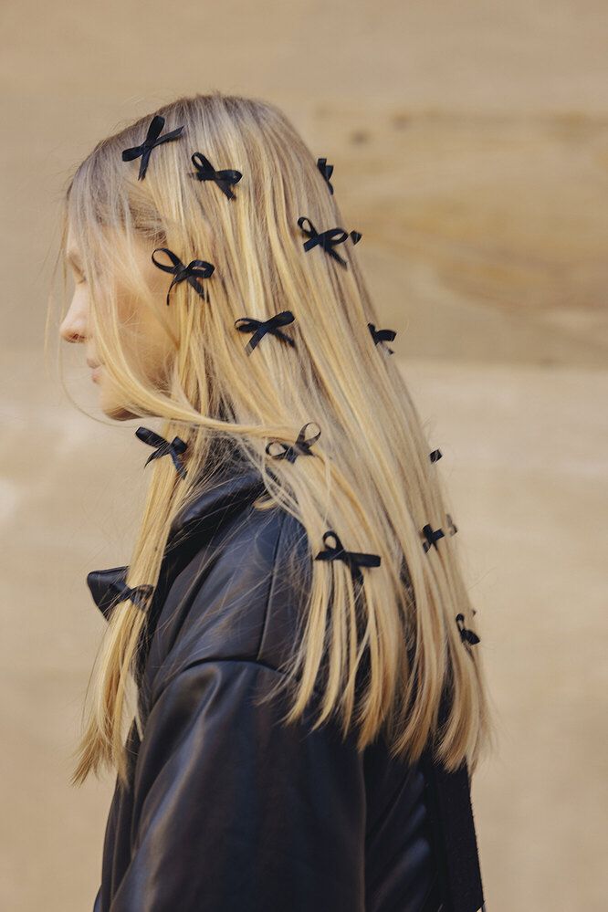 Забудьте про крабики для волосся: Головний б'юті-тренд сезону — бант. Цієї осені банти мають бути скрізь.
