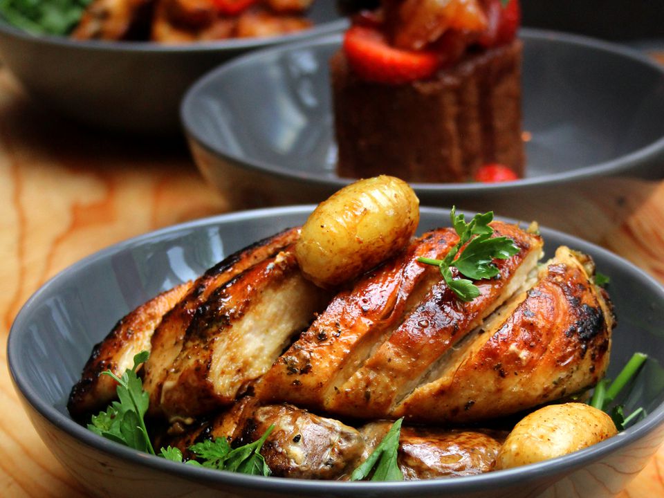 Як правильно маринувати курячу грудку перед смаженням, щоб м'ясо вийшло соковитим. Секрети смачного та ароматного м'яса.