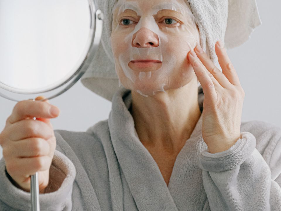 Що косметологи забороняють робити зі шкірою жінкам після 50 років. Від якої процедури варто відмовитися.