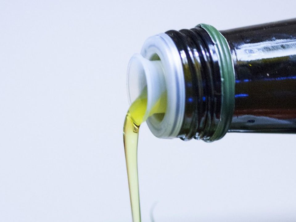 Чи допомагає оливкова олія від розтяжок?. Як використовувати оливкову олію для зменшення розтяжок.
