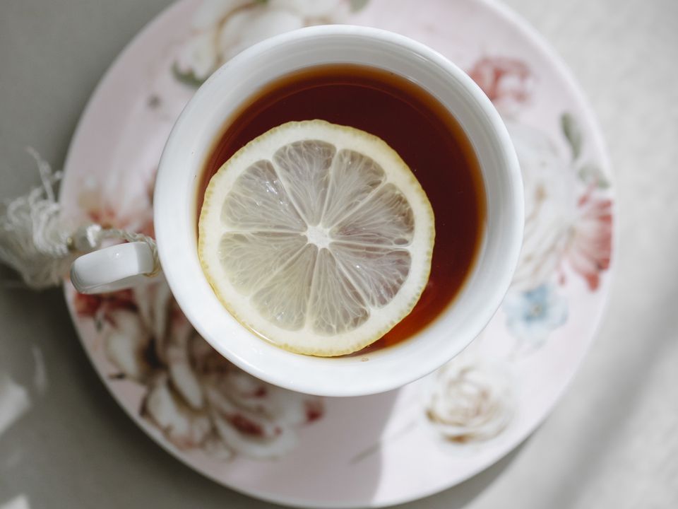 Чим небезпечний чай із лимоном: основні причини відмови від даного напою. Він руйнує здоров'я.
