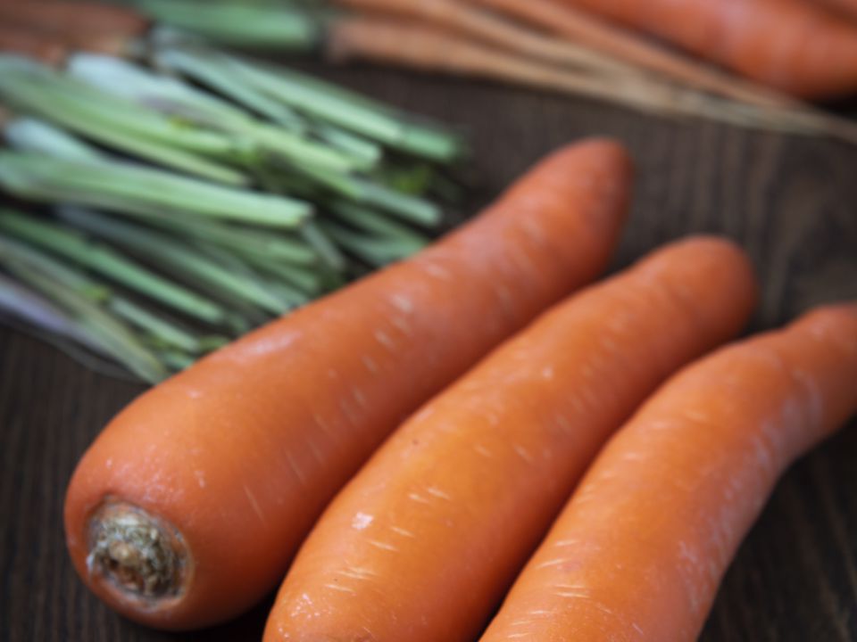 Буде міцною і не проросте до весни: поради зі зберігання моркви. Як правильно обрізати овоч.