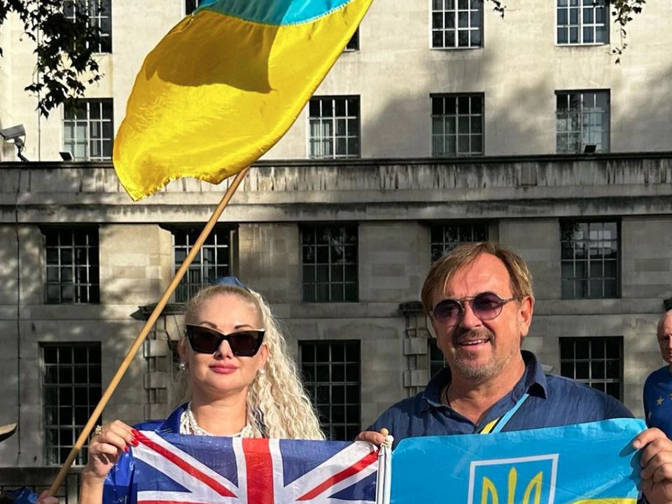 Бужинська показала, як провела час у Лондоні у синій сукні з жовтим колоссям. Катерина Бужинська знялася на фоні Біг-Бена, а також підняла у Великій Британії прапор України.