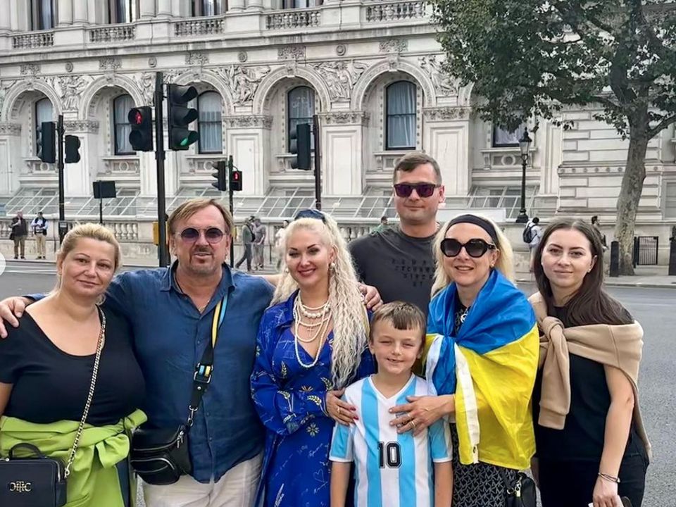 Бужинська показала, як провела час у Лондоні у синій сукні з жовтим колоссям. Катерина Бужинська знялася на фоні Біг-Бена, а також підняла у Великій Британії прапор України.