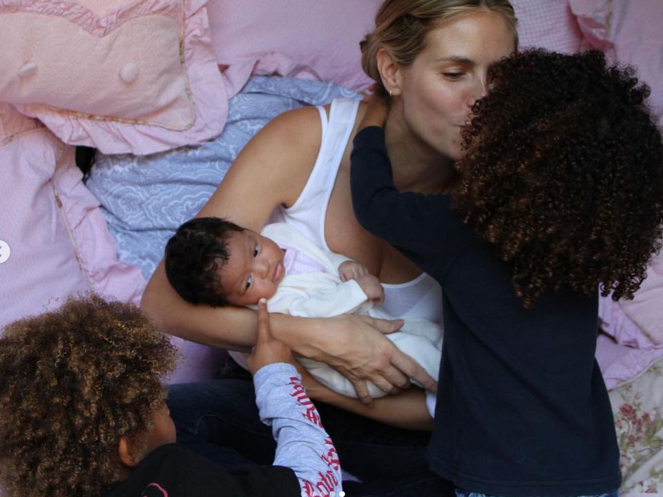 Супермодель Хайді Клум запостила фото з новонародженою дочкою. Так знаменитість вирішила привітати свою доньку з 14-річчям.