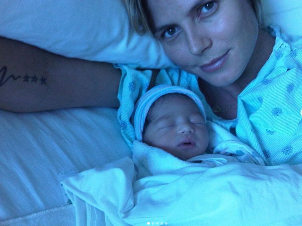 Супермодель Хайді Клум запостила фото з новонародженою дочкою. Так знаменитість вирішила привітати свою доньку з 14-річчям.