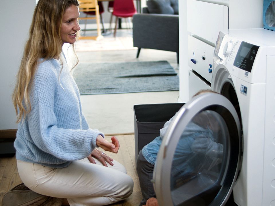Дурні міфи про прання, які здатні зламати вашу пральну машину. Не повторюйте їх у жодному разі.