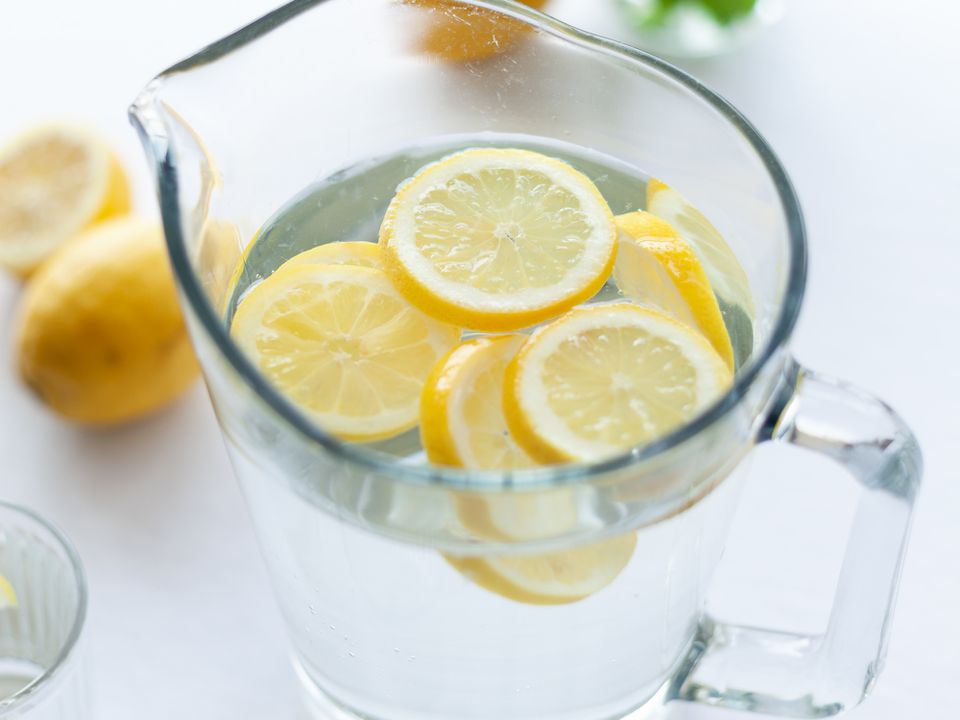 Чи можна схуднути, якщо пити воду з лимоном. Чи допомагає вода з лимоном скинути вагу насправді.