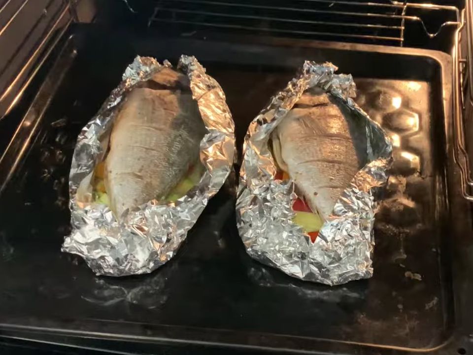 Ні краплі зайвої олії та запаху смаженої риби — смачна рибка в духовці. Всі, хто хоч раз смажив рибу знає, який запах стоїть у будинку.
