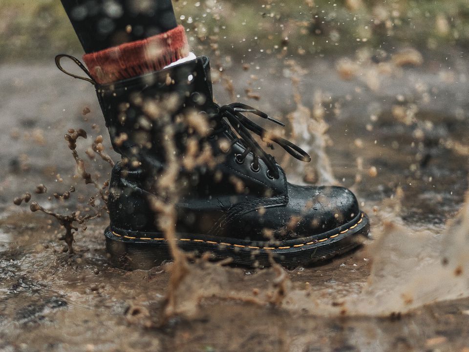 Екстрений спосіб висушити мокре взуття не використовуючи сушарку. Все необхідне знайдеться на кухні.