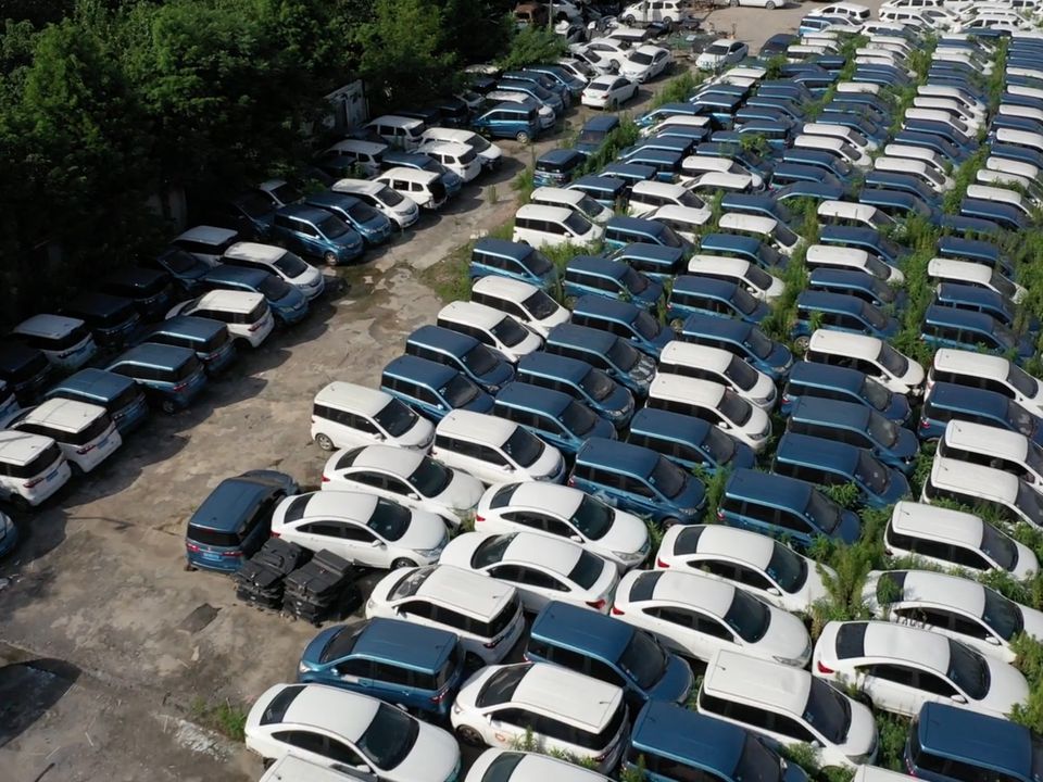 Чому у Китаї є гігантські цвинтарі електромобілів — це китайці масово позбавляються їх?. Це пов'язують з особливостями розвитку автомобільного сектора країни.