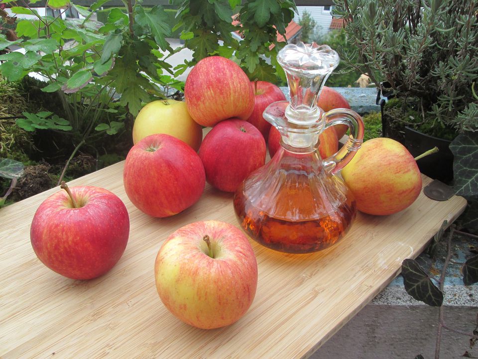 Користь та шкода яблучного оцту: корисні властивості для організму. Чи він справді такий корисний і кому протипоказаний.