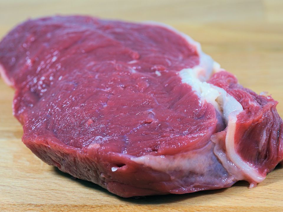 Чи треба мити м'ясо перед приготуванням: виявляється, не всі знають. Що кажуть фахівці.