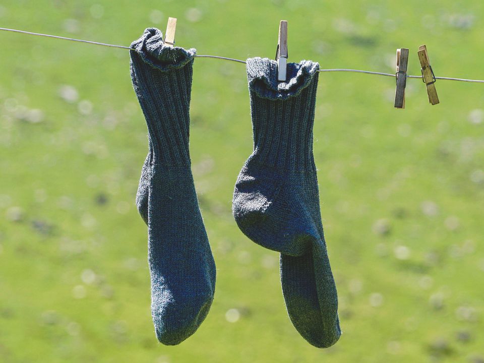 Правила прання вовняних шкарпеток, щоб вони не розтягнулися та не деформувалися. Скористайтесь нашими рекомендаціями і теплі шкарпетки грітимуть ваші ноги довше.
