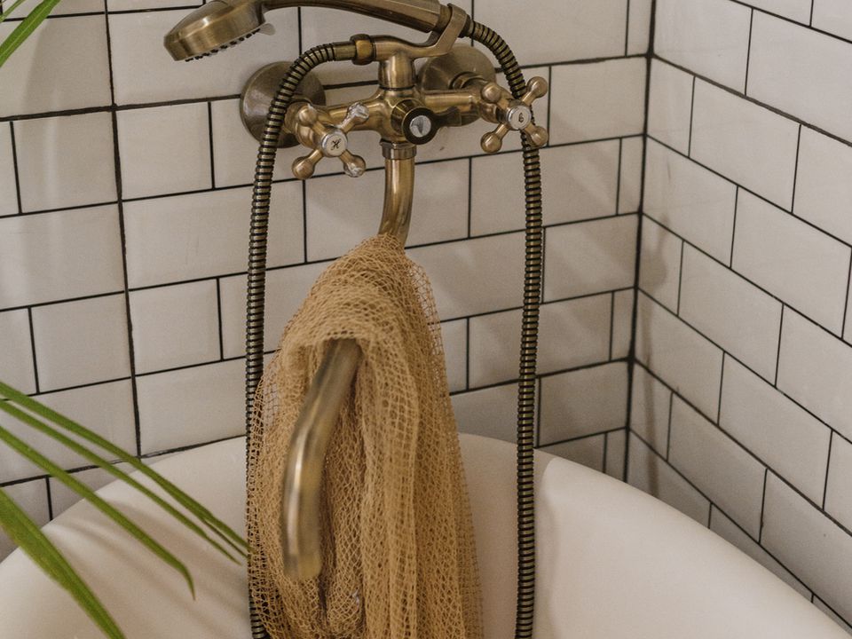 Речі у ванній кімнаті, які притягують безгрошів'я і невдачі. Прикмети про ванну та санвузол.