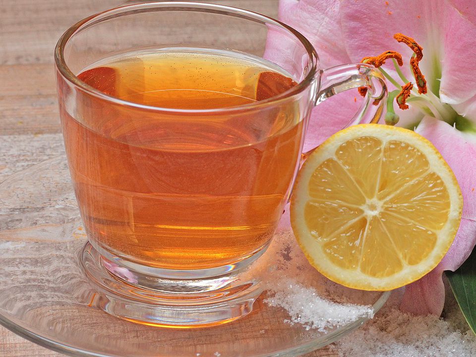 Лікарі розповіли, що користь від чаю з лимоном під час застуди — це міф. Багато хто вірить, що цей напій ефективніший за ліки.