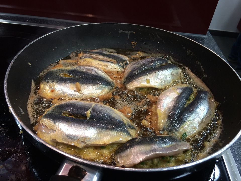 Як усунути запах смаженої їжі вдома — використовуйте ці 2 речі у вас на кухні. Чи смажили ви рибу чи іншу "пахучу" їжу?