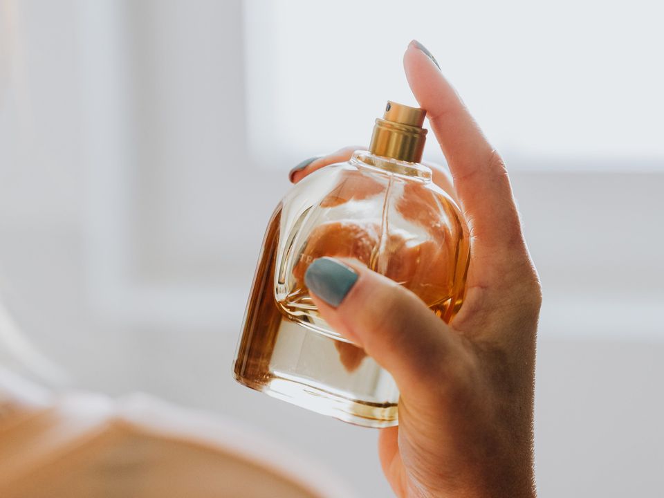 Чому не варто розтирати парфуми на шкірі: наслідок звички. Перестаньте робити цю помилку.