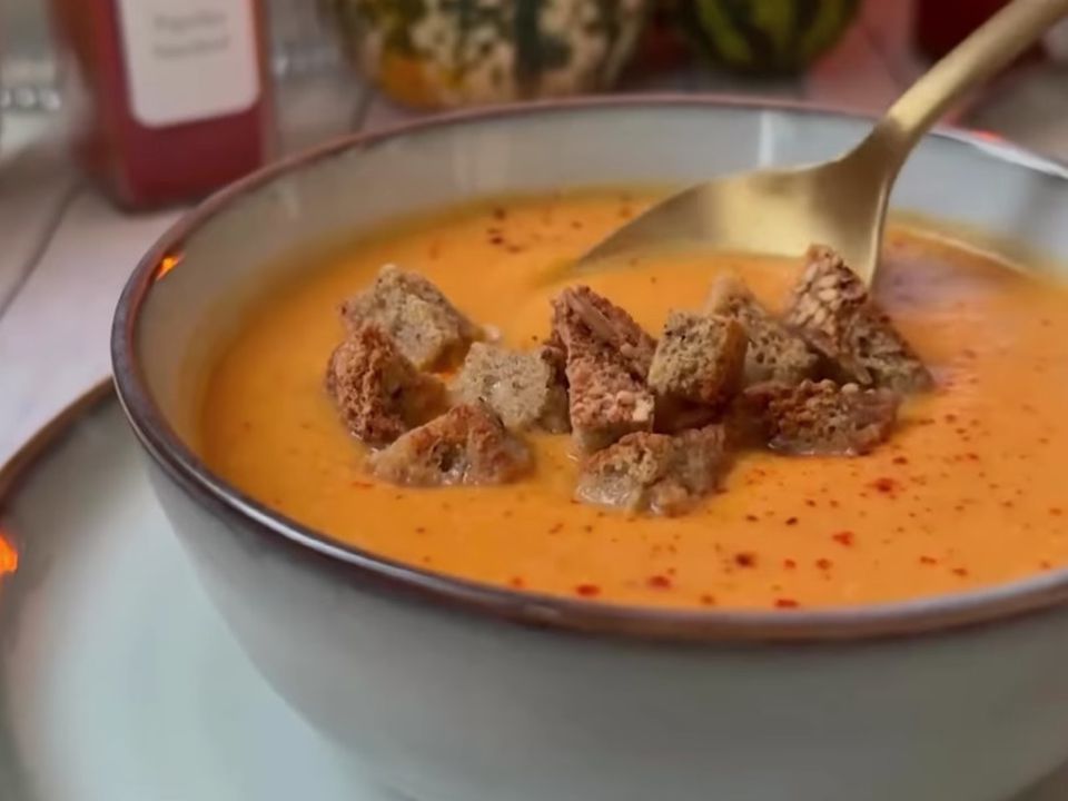 Найніжніший гарбузовий суп — рецепт-знахідка цієї осені. Простий та смачний обід чи вечеря для всієї родини.
