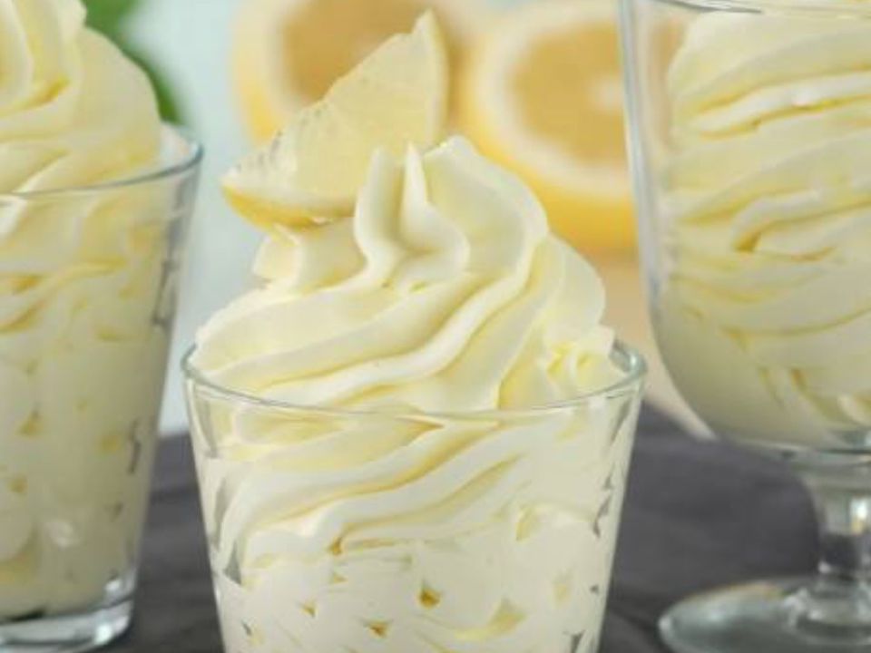 Вершково-лимонний десерт без жодних проблем. Ідеальний кремовий десерт з лимонною кислинкою – без яєць, желатину та борошна.