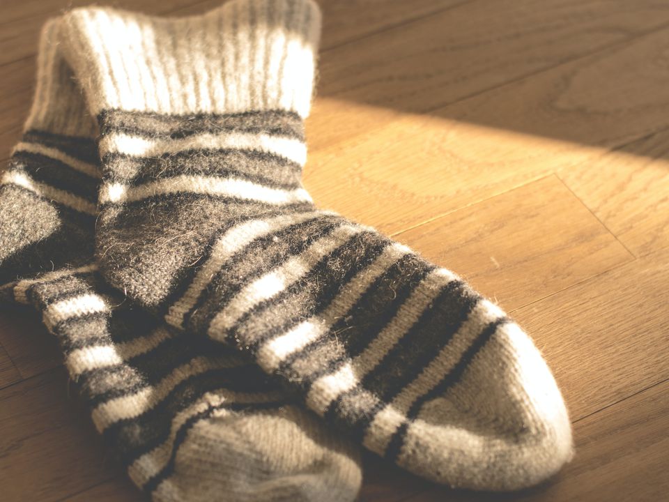 Прості хитрощі, завдяки яким ваші шкарпетки та колготки довго не будуть рватися. Як продовжити термін служби шкарпеток, панчіх і колготок та заощадити гроші.