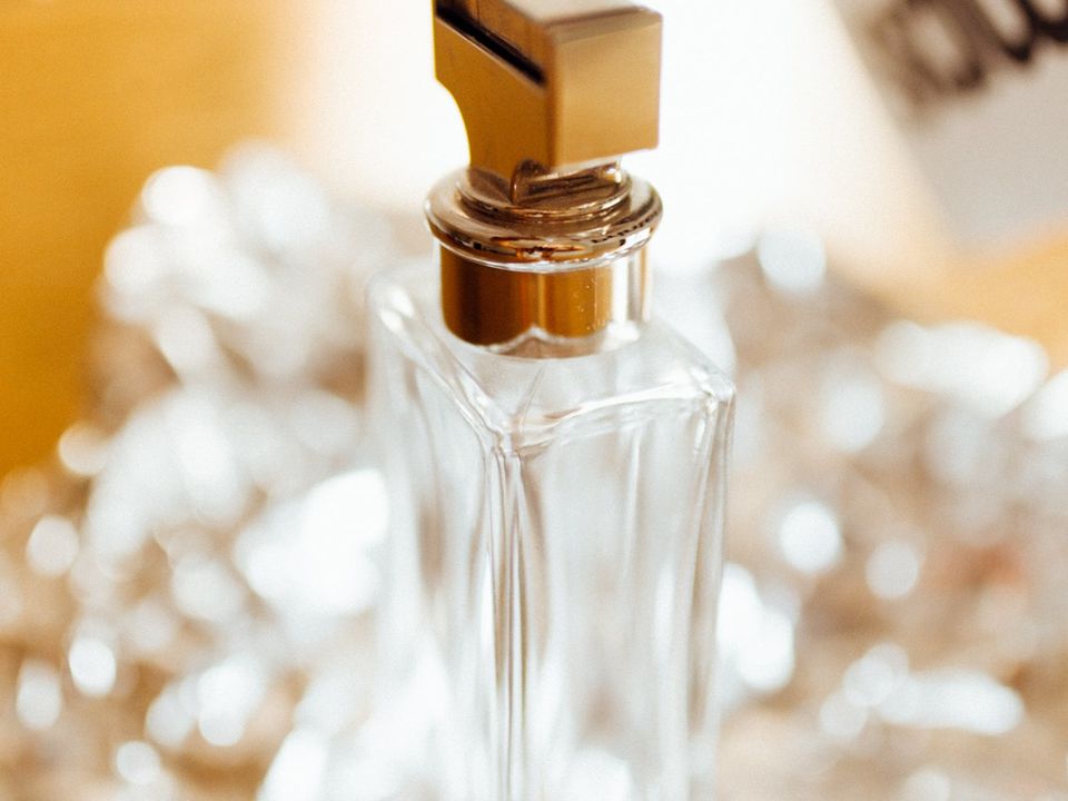 Найпростіший спосіб зробити тверді духи з улюбленого парфуму в домашніх умовах. На їх виготовлення у вас піде не більше 10 хвилин.