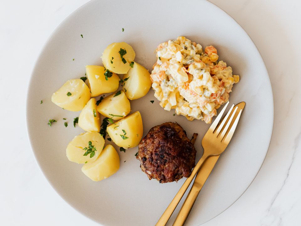 Польський блогер пояснив, чому в гостях не можна розрізати картоплю ножем. І справа не в турботі про здоров'я.