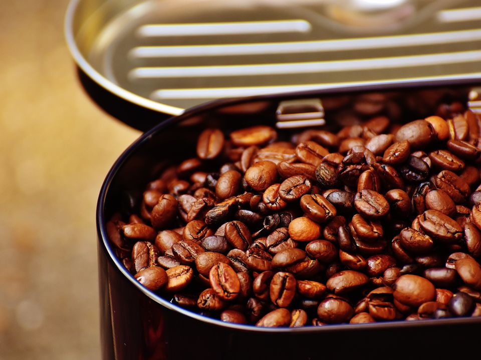 Правила зберігання кави в зернах, щоб вона не втратила смак та аромат. Ось про що вам потрібно пам'ятати.