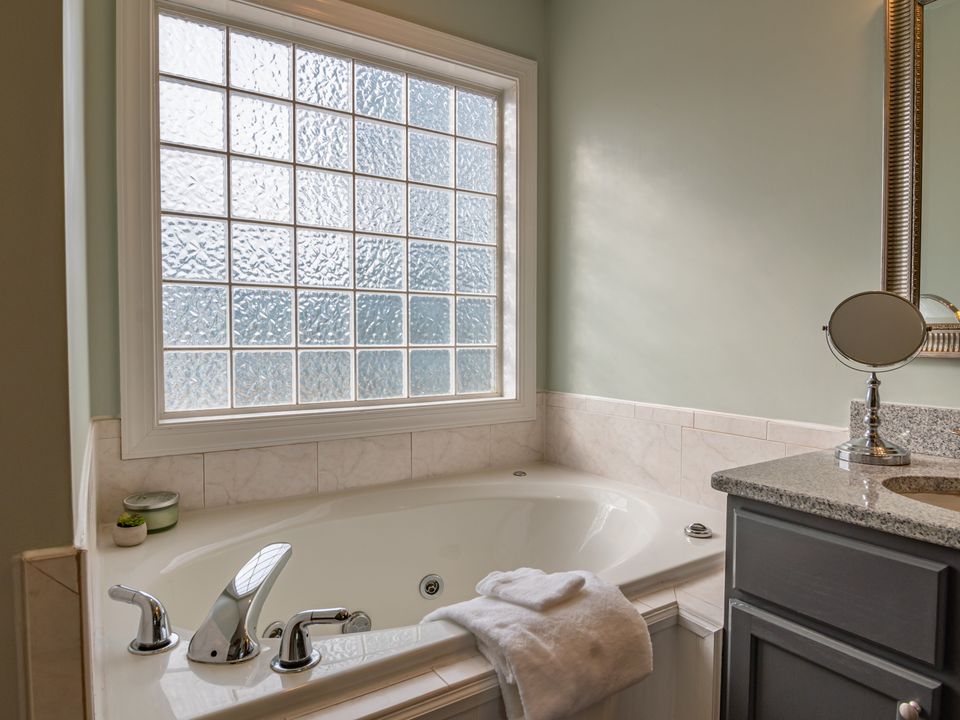 Засоби, якими не варто мити ванну — залишають подряпини та руйнують емаль. До списку потрапили популярні засоби для чищення.