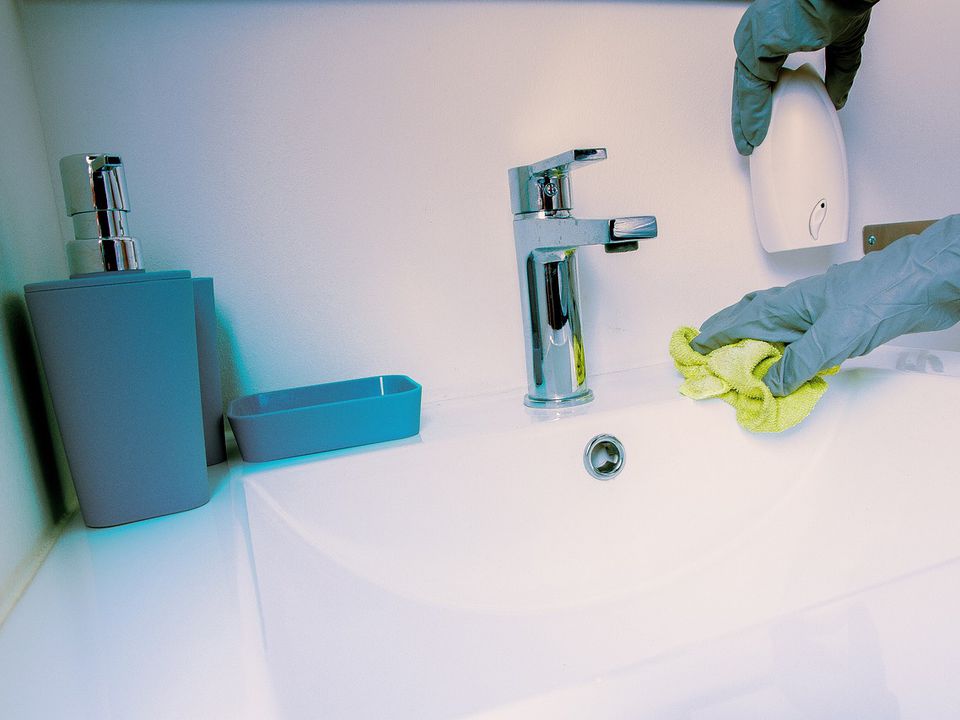 Геніальні лайфхаки які зроблять прибирання у ванній кімнаті простіше та швидше. Ділимося перевіреними та справді ефективними лайфхаками!