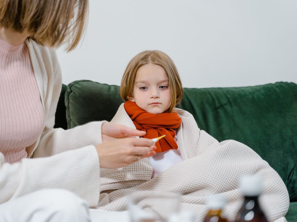 Висока температура в дітей: рекомендації, коли варто, а коли не потрібно збивати. Лікарі поінформували, як правильно збивати температуру в дітей.