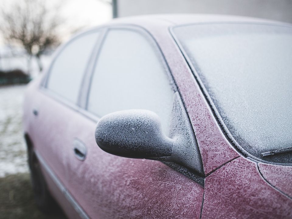 Крижане скло автомобіля вранці: звідки береться і як цього уникнути. Найбільший ризик обмерзання скла автомобіля виникає при легких морозах у поєднанні з будь-якими опадами.