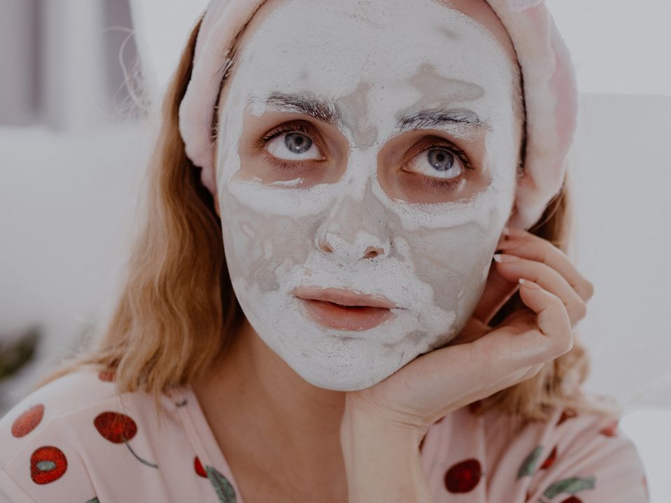 Лікарі розповіли, як правильно і як часто можна застосовувати маски для обличчя. Фахівці пояснили, як не зашкодити шкірі.