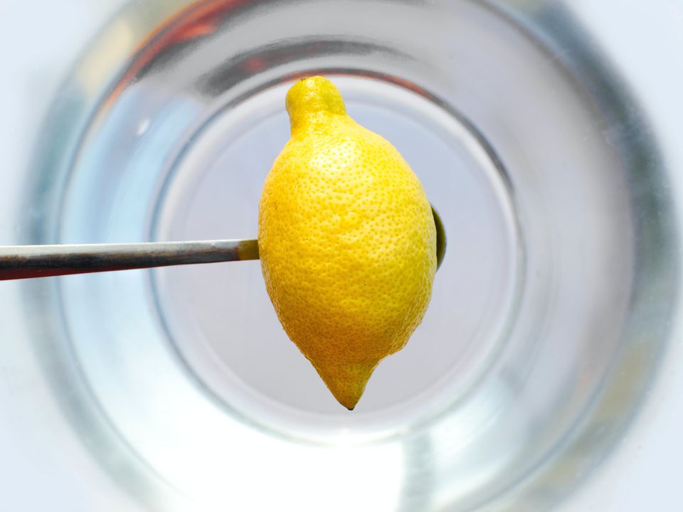 Як за допомогою лимону позбутися від неприємних запахів на кухні після приготування їжї. Простий лайфхак допоможе вирішити неприємну проблему.