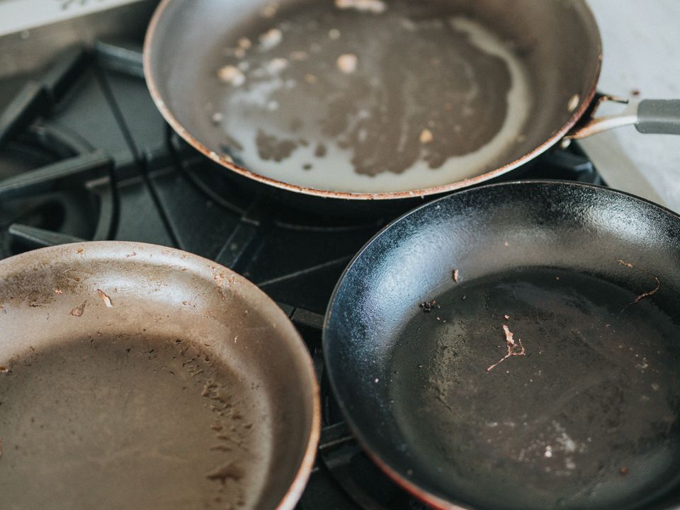 Як зрозуміти, що пора міняти сковороду: вірні ознаки зношеності посуду. Як часто це потрібно робити.