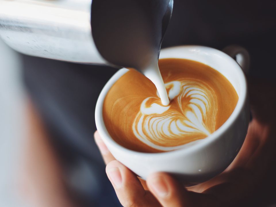 Дієтологи назвали найкорисніше молоко, яке потрібно додавати в каву. І смачно, і корисно.