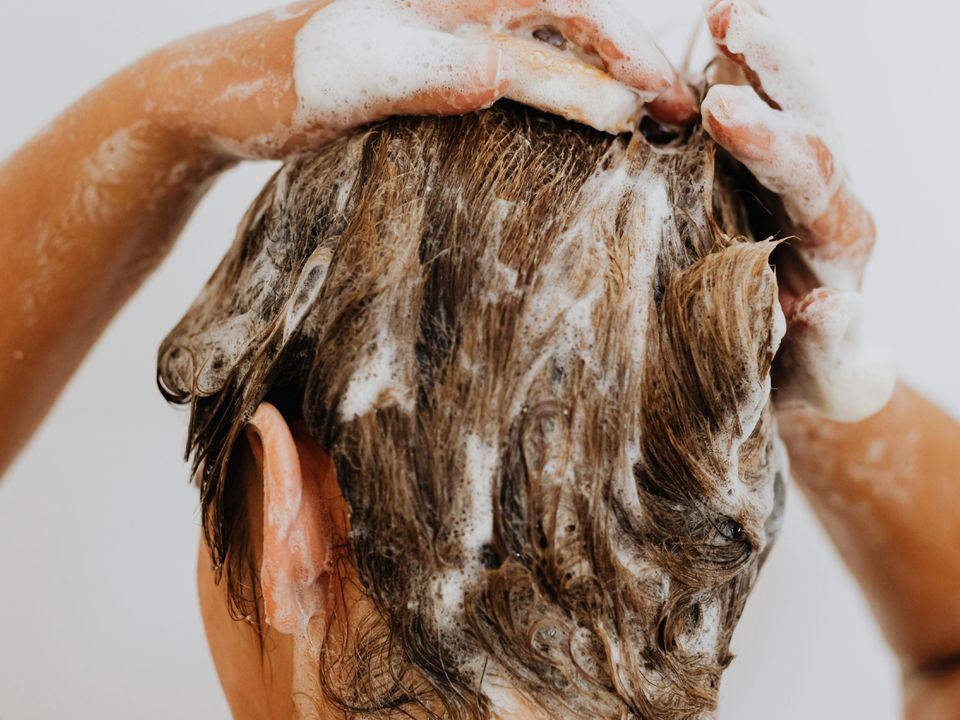Трихологи розповіли до чого може призвести челендж мити голову раз на місяць. Що станеться з волоссям.