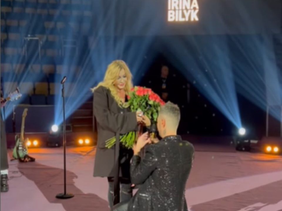 Ірина Білик зізналася, чи продовжує спілкування з шанувальником, який освідчився їй на концерті. Співачка називає його нареченим.