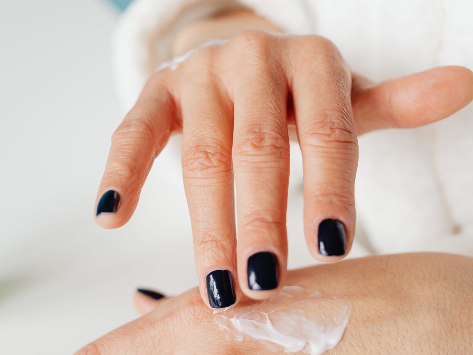 Дерматологи пояснили, як ефективно захистити шкіру рук взимку. Бережіть красу і здоров'я своїх рук.