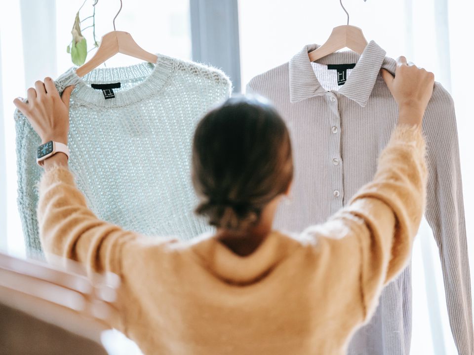 Хитрі способи, які дають змогу визначити якість одягу ще в магазині. Викидати вподобану кофтинку після першого прання — справжня трагедія.