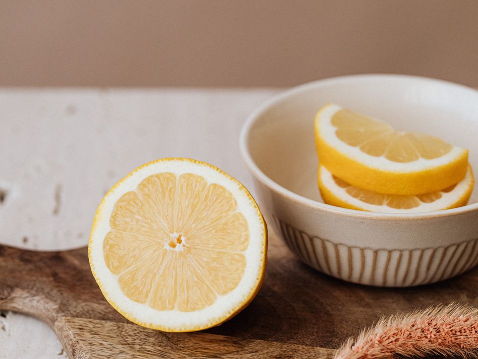 Блогерка розкрила швидкий спосіб очистити кухонне начиння без мийних засобів. Як видалити забруднення з кухонної техніки за допомогою лимона.