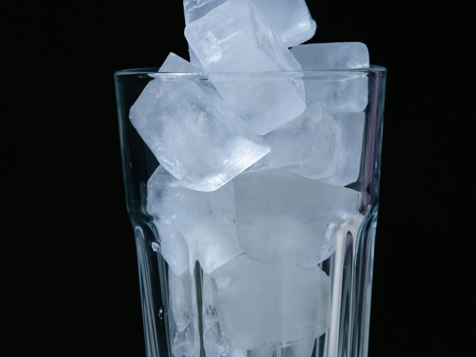 Лайфхак: як швидко дістати кубики льоду з пакета, призначеного для їх зберігання. Секретна функція пакетиків для кубиків льоду.