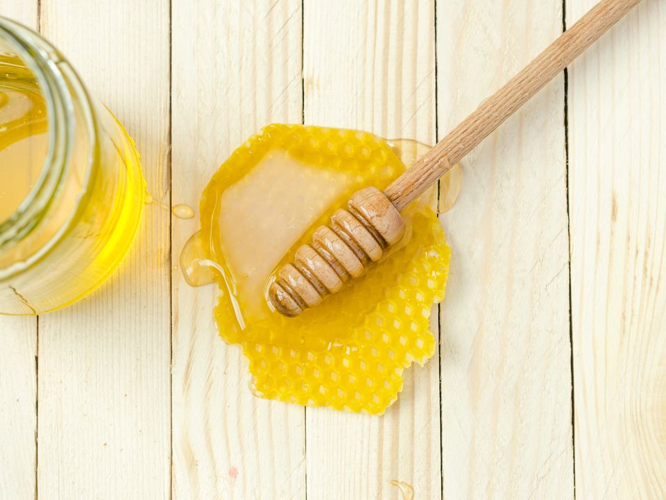 Лікарі назвали безпечну кількість меду, яку можна з'їдати в день. Дієтологи розвіяли популярні міфи про цей продукт.