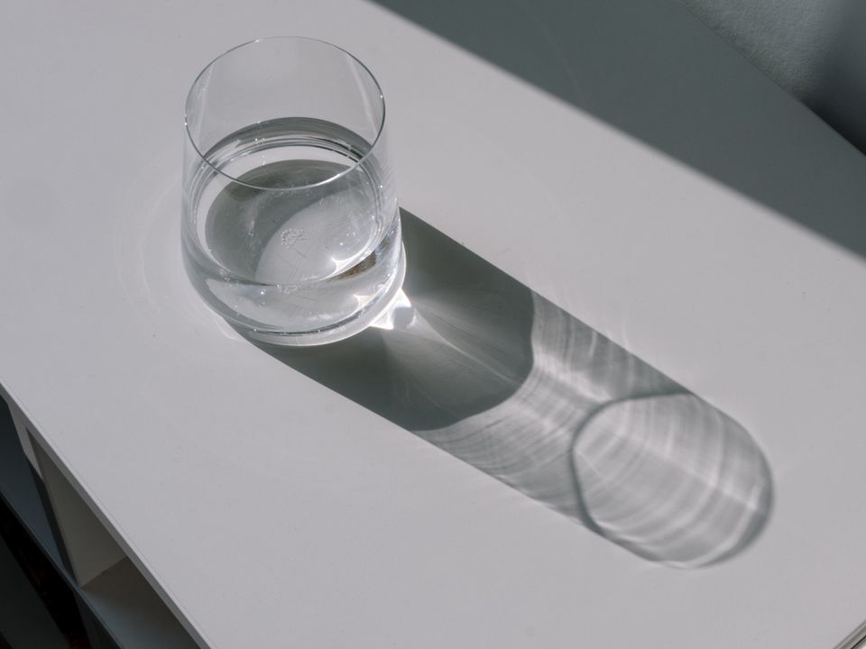 Як за допомогою склянки з водою визначити вологість повітря в кімнаті. Для комфортного перебування в кімнатах рекомендують підтримувати вологість близько 50-70%.